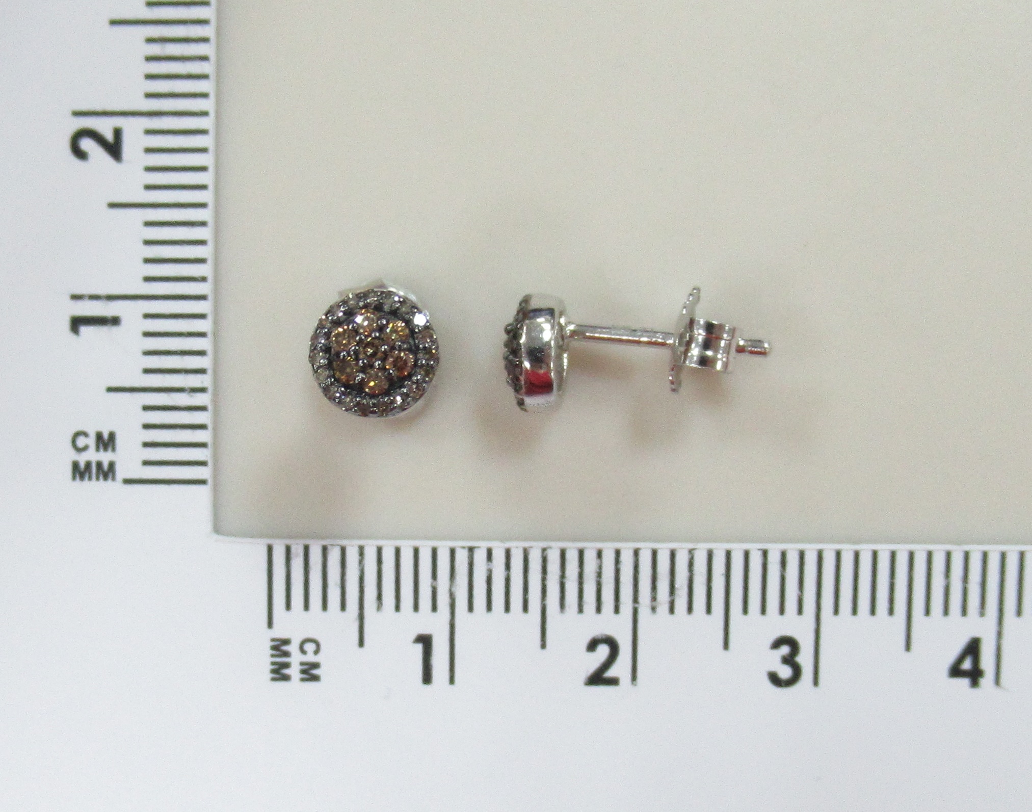 Серебряные серьги-пусеты с коньячными бриллиантами